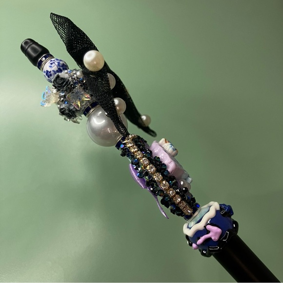 Handmade Extended Beaded Pen with Black Bow, Faux Pearls, & Fan Cream Glue Bead - Picture 4 of 8